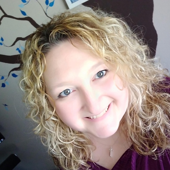 Profile Picture of Julie Hellmich (@jewelz392013) on Poshmark