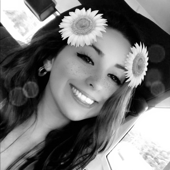 Profile Picture of Giannella Meulener (@giannellamary) on Poshmark