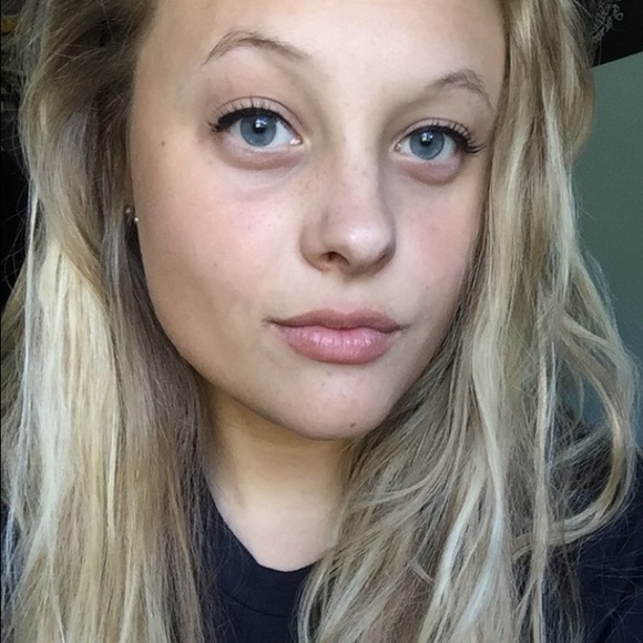 Profile Picture of Amy Rybarczyk (@amyrybarczyk) on Poshmark