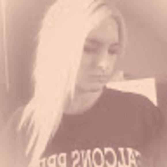 Profile Picture of Josiane Bazinet (@jojobazinet) on Poshmark