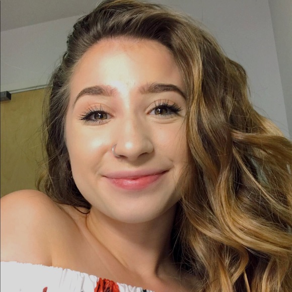 Profile Picture of Robyn Kuntz (@robynkuntz) on Poshmark