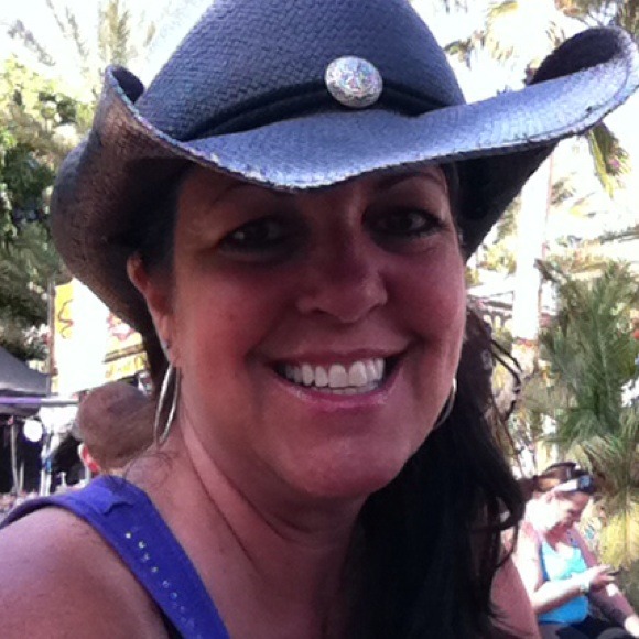 Profile Picture of Lori Rochlin (@bbboys) on Poshmark