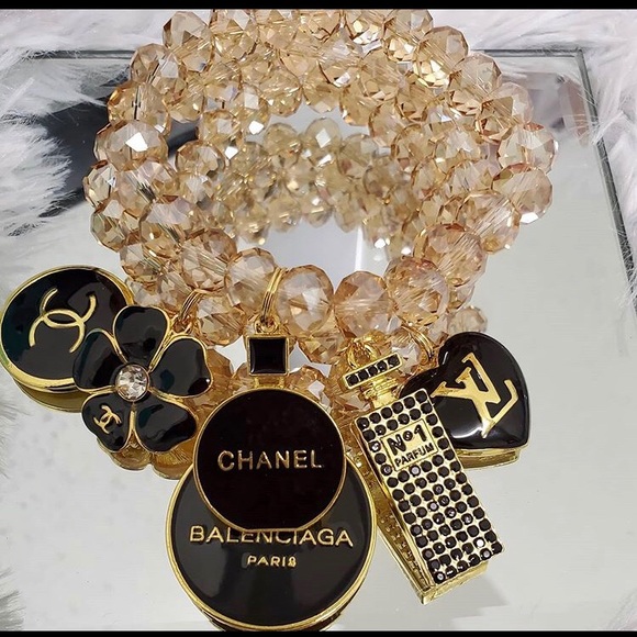 Profile Picture of Bobbi Botley (@bobbibotley) on Poshmark