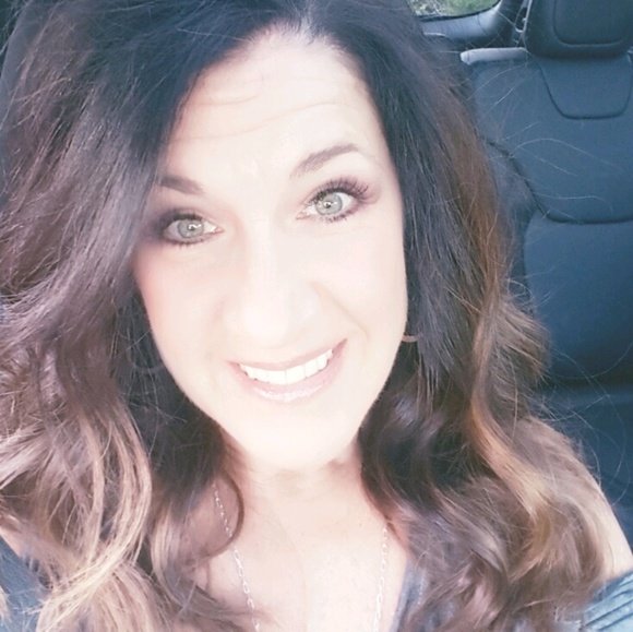 Profile Picture of Lisa Osborne (@lmac0206) on Poshmark