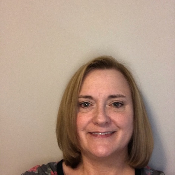 Profile Picture of Jennifer Ebertowski (@jebertowski) on Poshmark