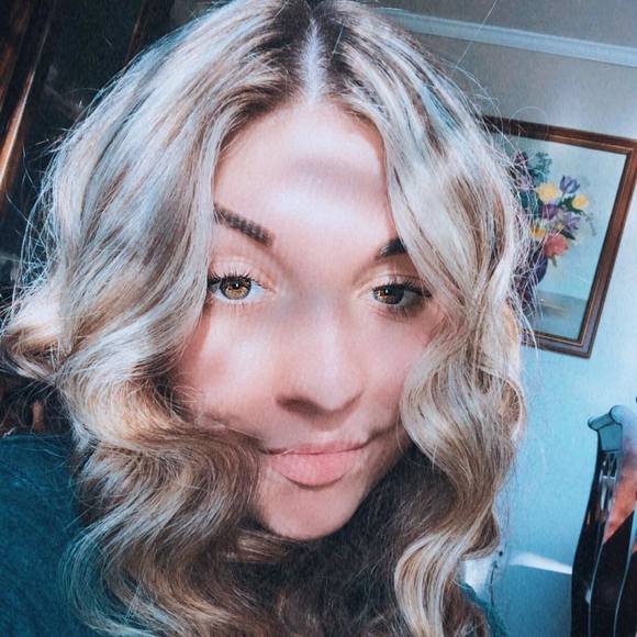 Profile Picture of Ashley Fucik (@ashleyfucik) on Poshmark