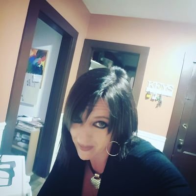 Profile Picture of Dianne Lowe (@DianneL13) on Twitter