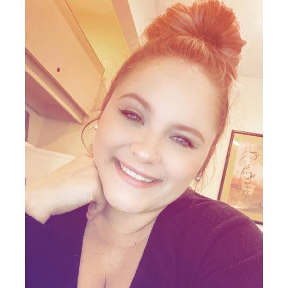 Profile Picture of Lindsey Greenwaldt (@lgreenwaldt) on Poshmark