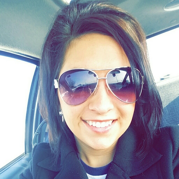 Profile Picture of Ashley Rosmann (@arosmann) on Poshmark