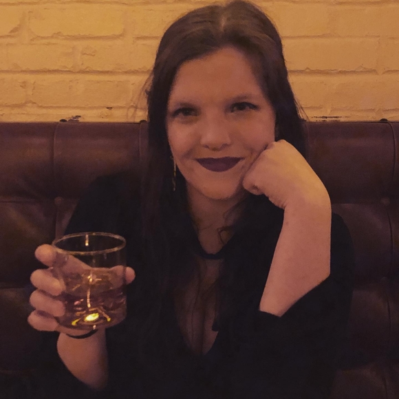 Profile Picture of Amy Gehring (@aegehring) on Poshmark