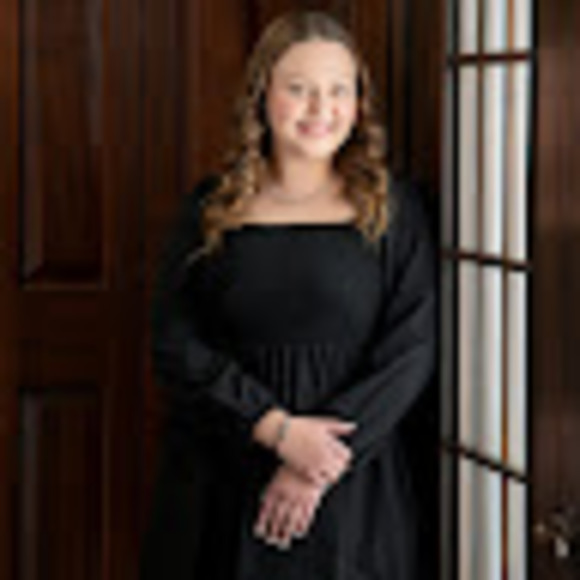 Profile Picture of Abby Conway (@conwayabby49) on Poshmark