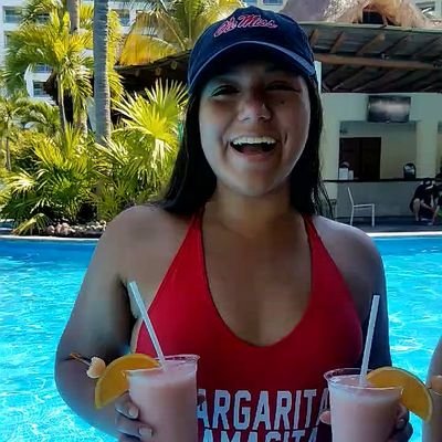 Profile Picture of Julia Luna (@jnatiluna) on Twitter