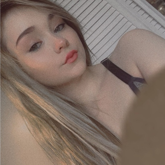 Profile Picture of Elizabeth Raisch (@elizabethr24224) on Poshmark