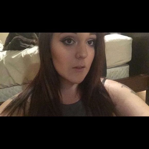Profile Picture of Alexandra Steele (@alexsteelio) on Poshmark