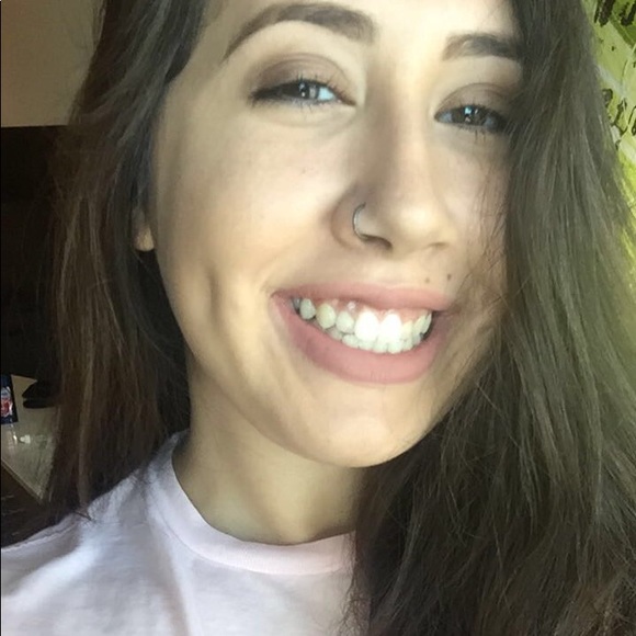 Profile Picture of Jasmine Alonso (@itsahuglife) on Poshmark