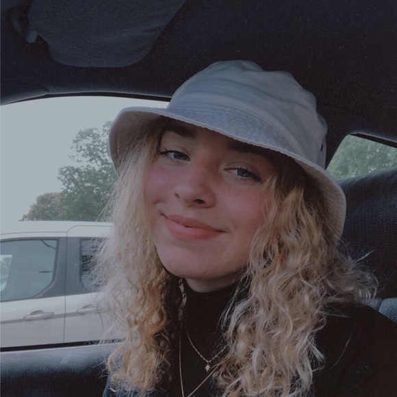 Profile Picture of Olivia Trimble (@olivia_aldon) on Poshmark