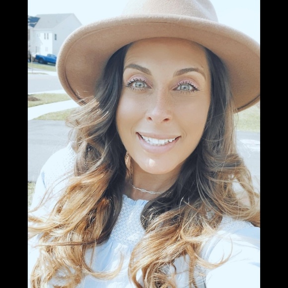 Profile Picture of Jenn Balourdos (@jennbalo) on Poshmark