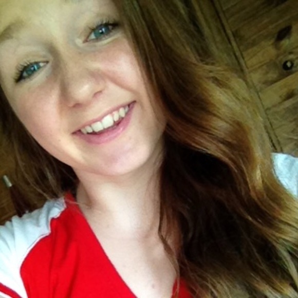 Profile Picture of Carly England (@carlyengland) on Poshmark