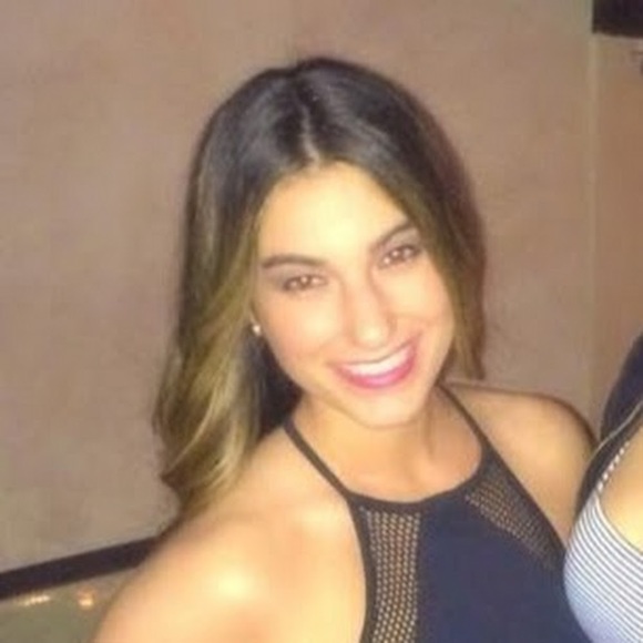 Profile Picture of Danielle Courtemanche (@daniellejune17) on Poshmark