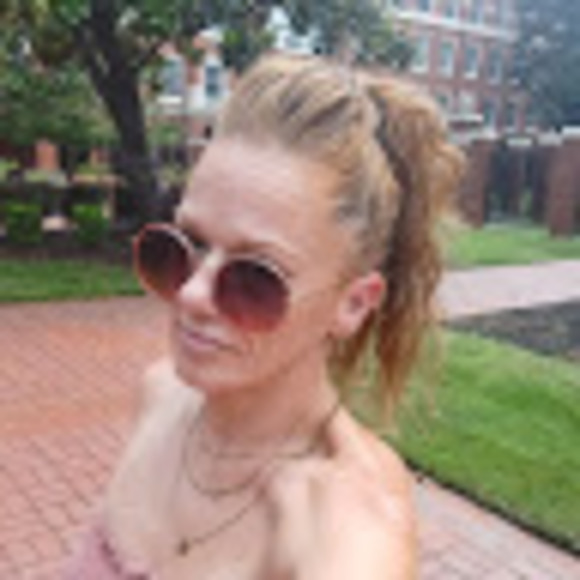 Profile Picture of Renee Eynon (@reneeeynon176) on Poshmark