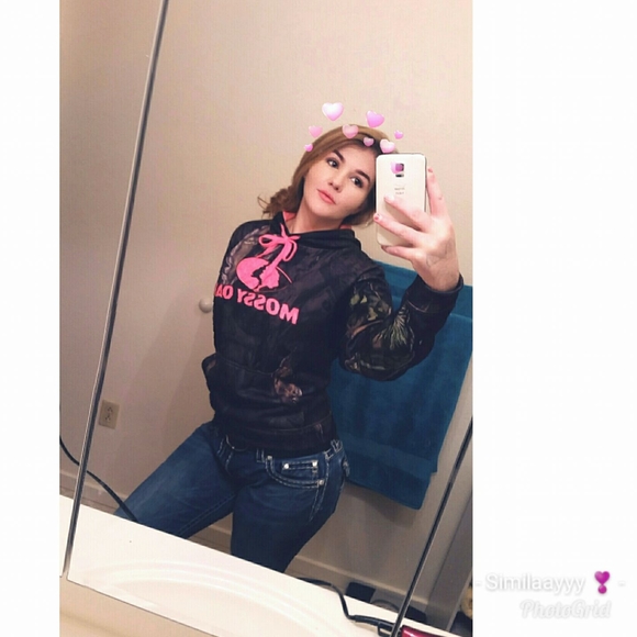 Profile Picture of Emily Blumanthal (@xoxo_emmy_) on Poshmark
