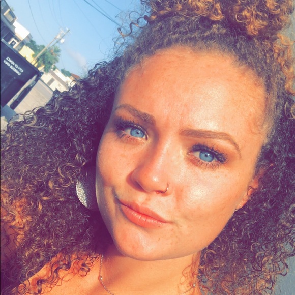 Profile Picture of Julia Truitt (@jujujuliabee) on Poshmark