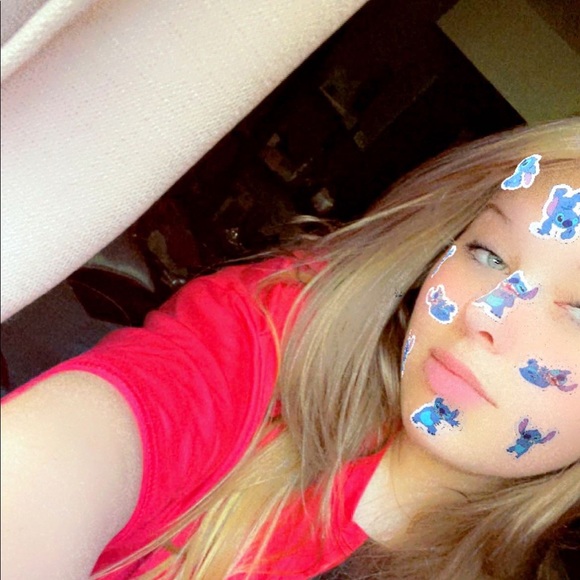 Profile Picture of Leah (@leahfavale) on Poshmark