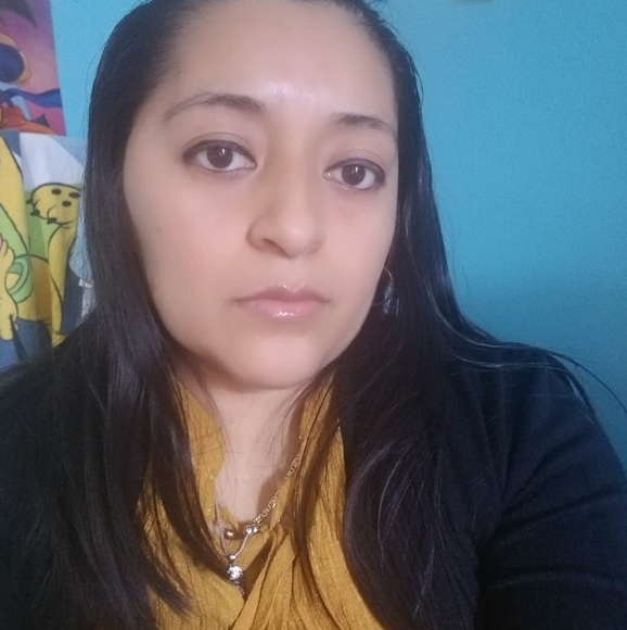 Profile Picture of Lucero Flores (@flucero793) on Poshmark