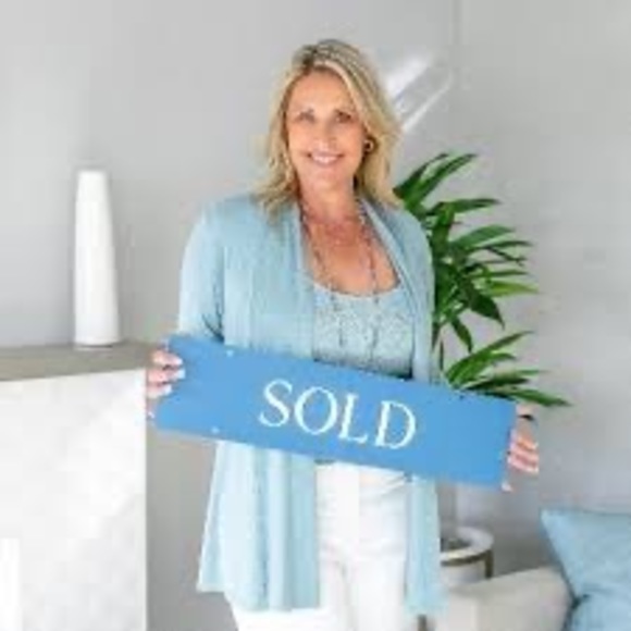 Profile Picture of Susan Fixsen (@susanfixsen) on Poshmark