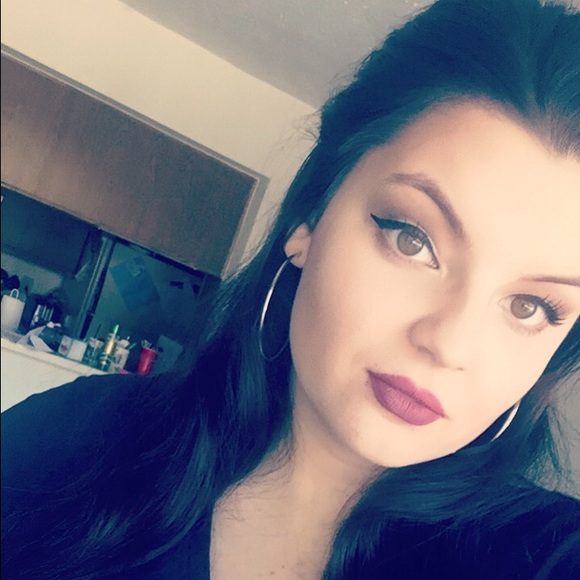 Profile Picture of Kristen Platt (@kristenplatt) on Poshmark