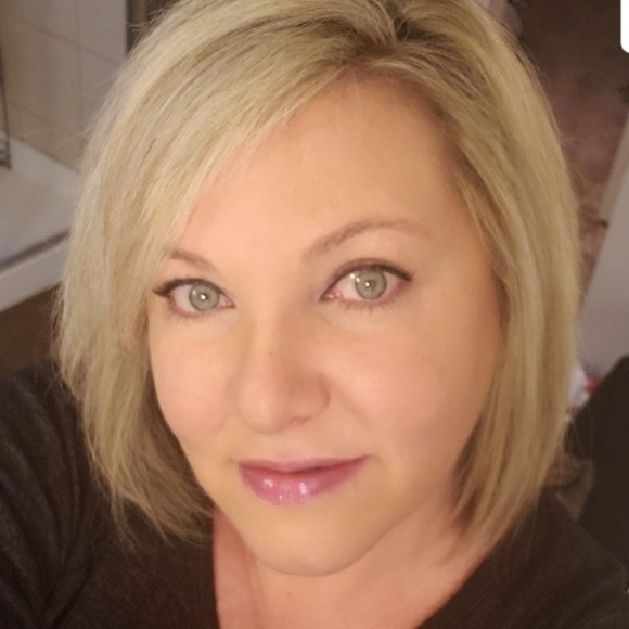 Profile Picture of Jeneane Young (@jeneaney) on Poshmark