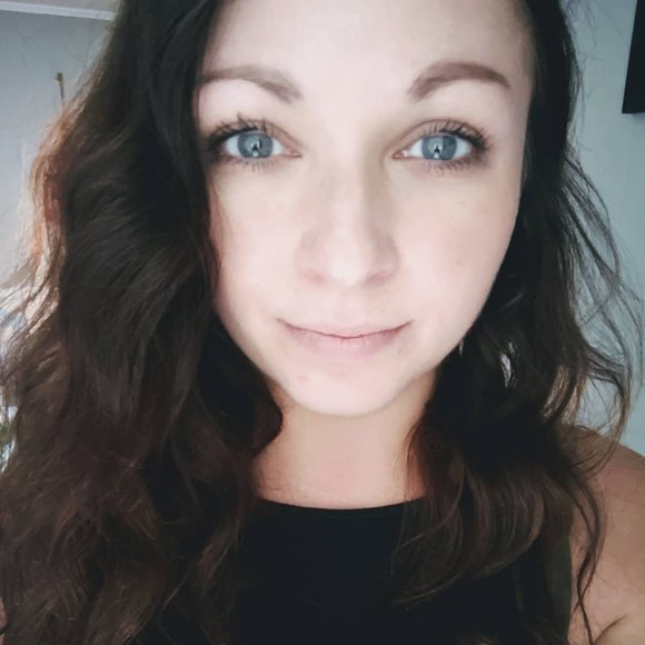 Profile Picture of Laura Catron (@lauralcatron) on Poshmark