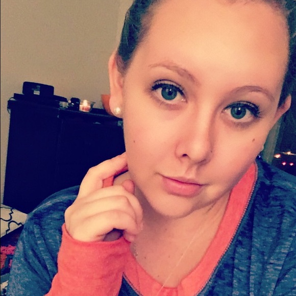 Profile Picture of Amanda Hungerford (@amhungerford) on Poshmark