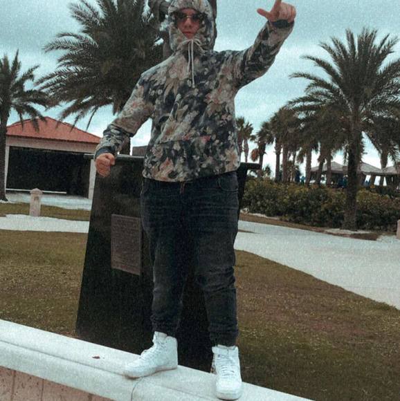 Profile Picture of Clayton Wootten (@claytonwootten) on Poshmark