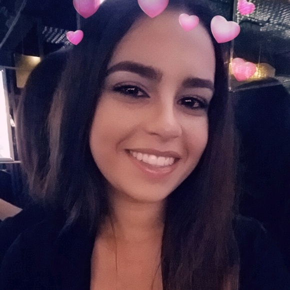 Profile Picture of Courtney Grahl (@courtnayyg) on Poshmark