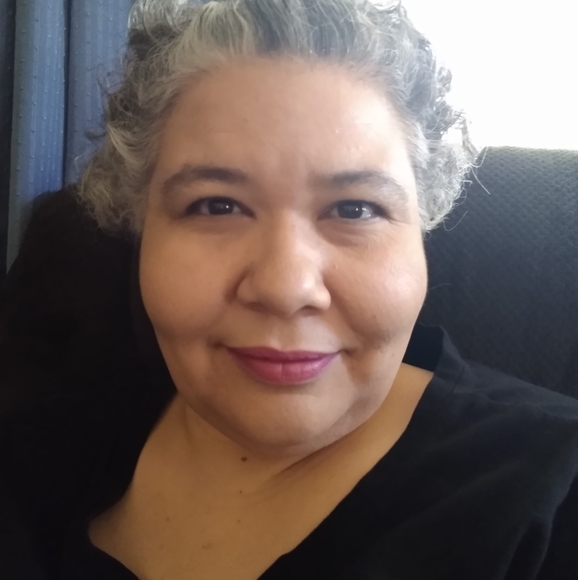 Profile Picture of Charmian Anweiler (@ivanique1o1) on Poshmark