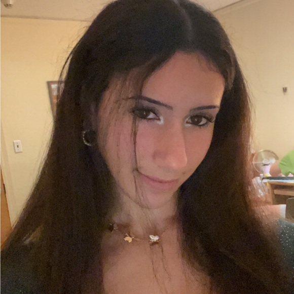 Profile Picture of Lena Perlmutter (@lenaperl) on Poshmark