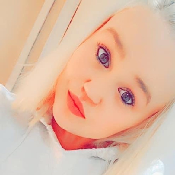 Taylor Botham - Poshmark Profile Picture of Taylor Botham (@taylorbotham) on Poshmark