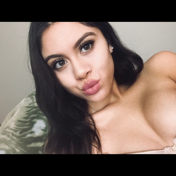 Profile Picture of Daniela Frias (@danieeelaxox) on Poshmark
