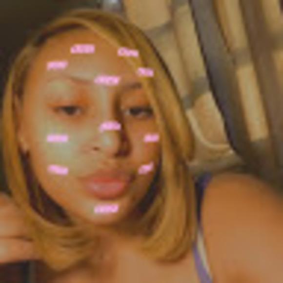 Profile Picture of Leyla Jimenez (@227880176) on Poshmark