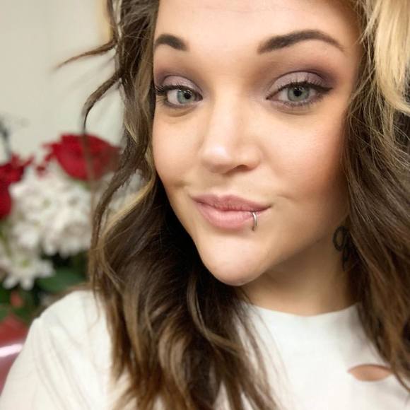 Profile Picture of Amber Swanson (@labeans4) on Poshmark
