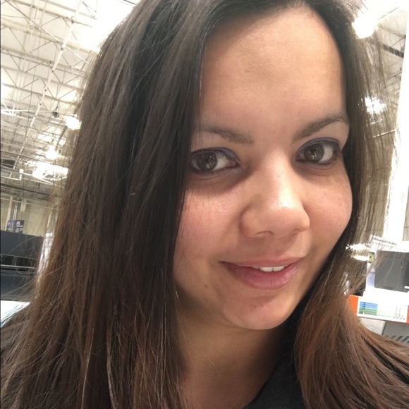 Profile Picture of Stephanie Inglesby (@giraffeingles) on Poshmark