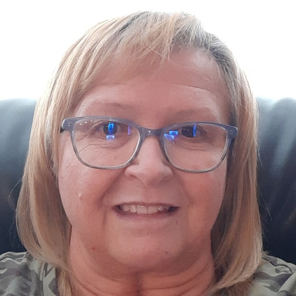 Profile Picture of Brenda Roscher (@brenda_roscher) on Poshmark