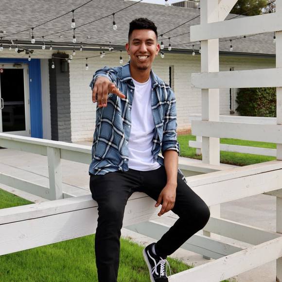 Profile Picture of Eli Andrade (@eliandrade45) on Poshmark