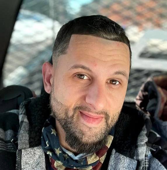 Profile Picture of Justin Leo (@justinleo987) on Poshmark