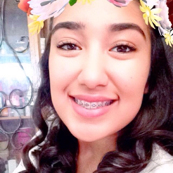 Profile Picture of Isabel Moreno (@isamoreno14) on Poshmark