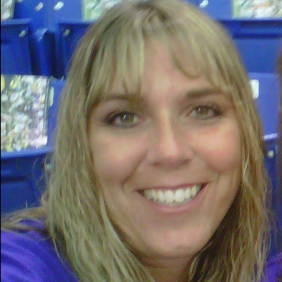 Profile Picture of Lisa Driscoll (@leedr) on Poshmark