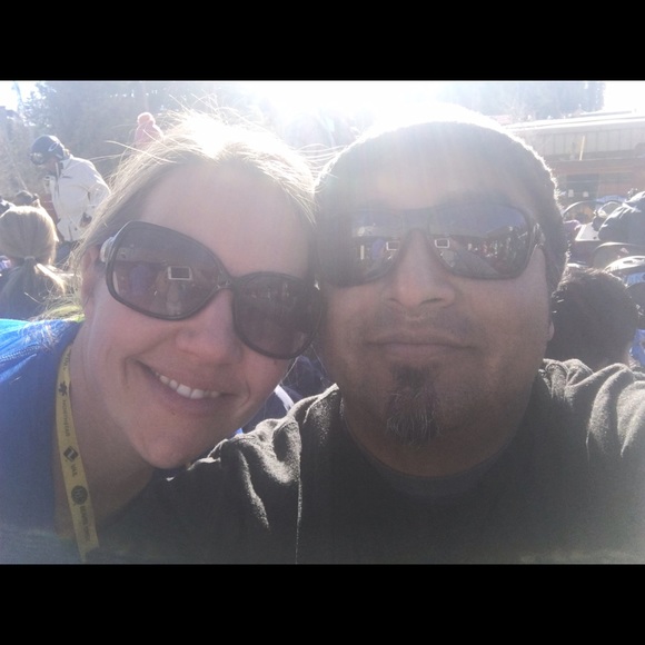 Profile Picture of Robin Flores (@rbngndl) on Poshmark