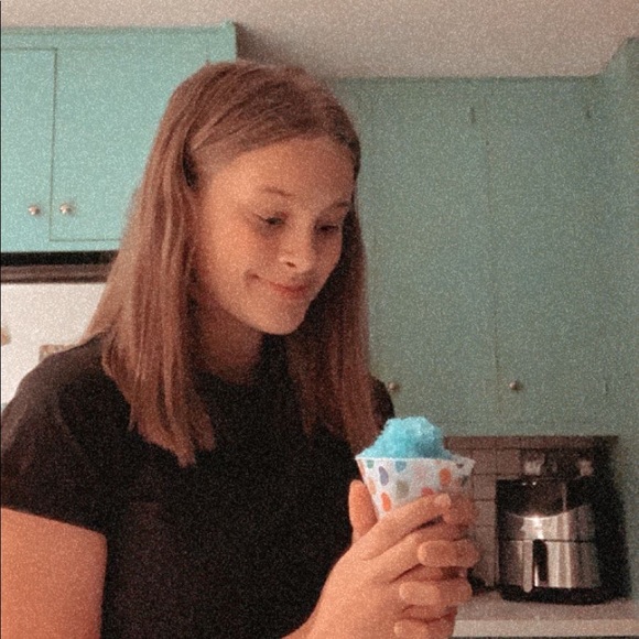 Profile Picture of Carly Lund (@_carly116) on Poshmark