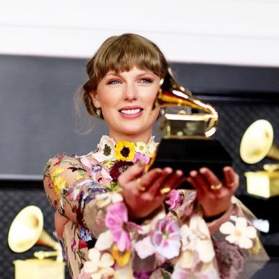 Profile Picture of Carlotta  🌼 (@CarlHeartsSwift) on Twitter